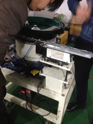 工程师调试震动盘一角